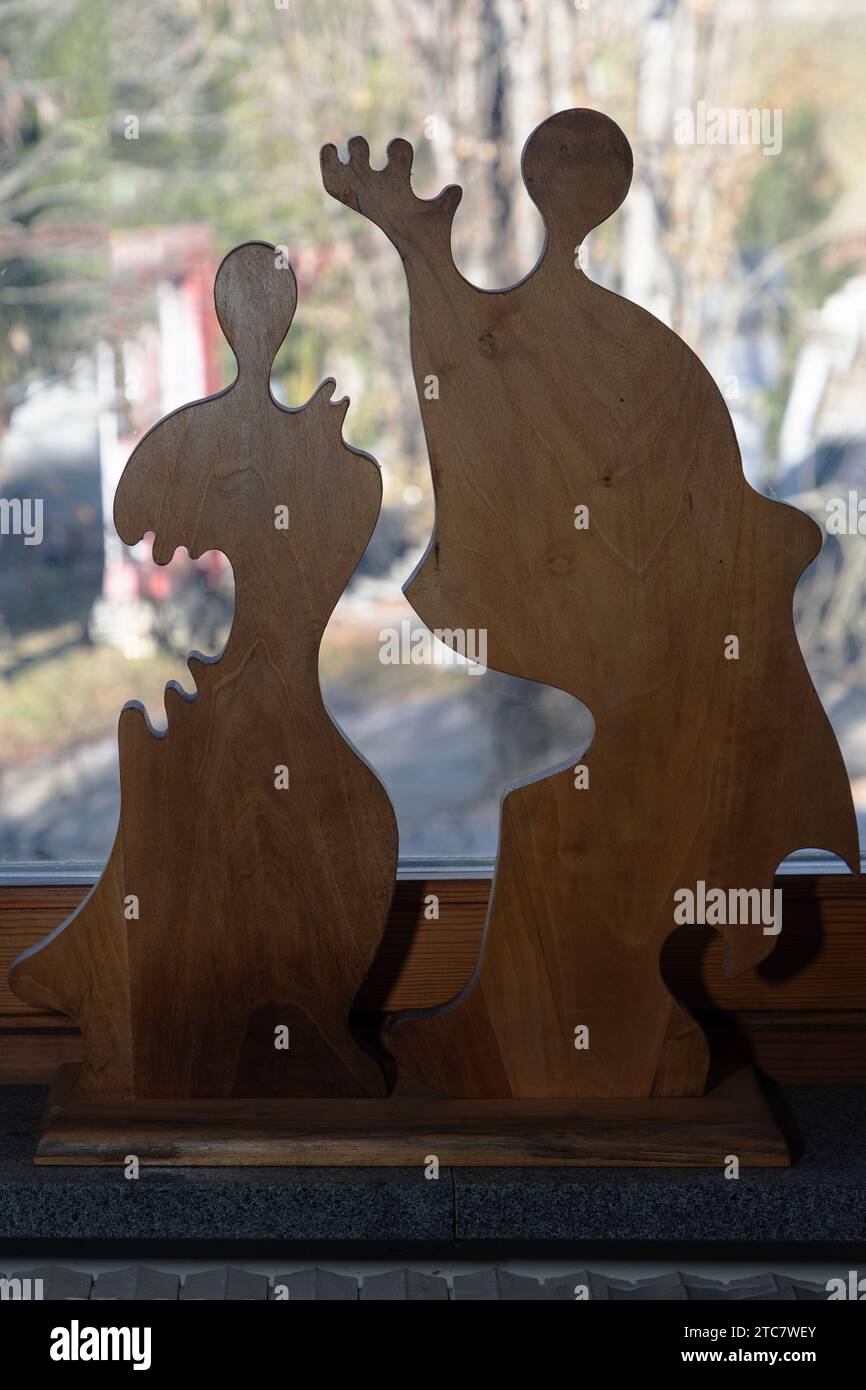 Giovanni Borgarello artista, mostra al coperto sculture in legno. Giovanni Borgarello, nato a cambiano - Torino nel 1950, si è laureato al Liceo Artistico e all'Accademia Albertina di Belle Arti di Torino. Vive nel suo studio museale via De Gasperi, 37 - 10020 cambiano (to) tra i maestosi monumenti e marmi di Carrara e il profumo di legni esotici trasformati in oggetti artistici unici e originali. Fu allievo di Sandro Cherchi. Foto Stock