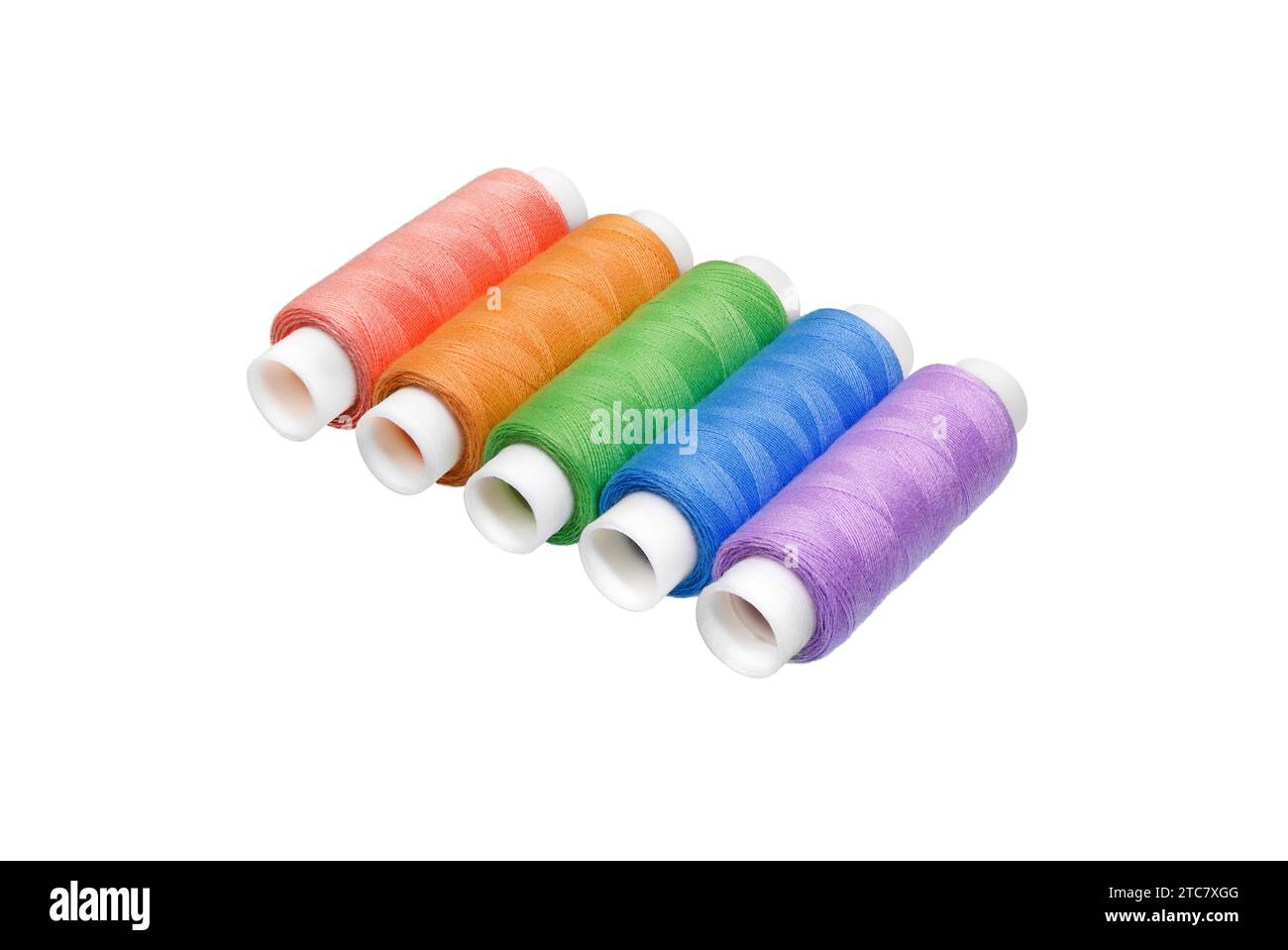 Bobina di filettatura isolata su sfondo bianco. Set di diversi fili colorati per cucire, vista dall'alto Foto Stock