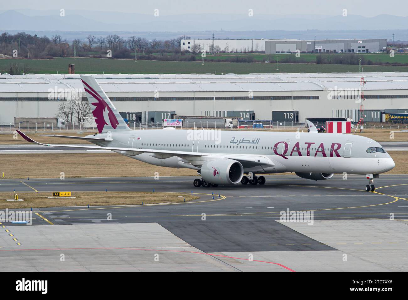 Qatar Airways Airbus A350-900 rullato a un cancello dopo l'atterraggio a Praga Foto Stock