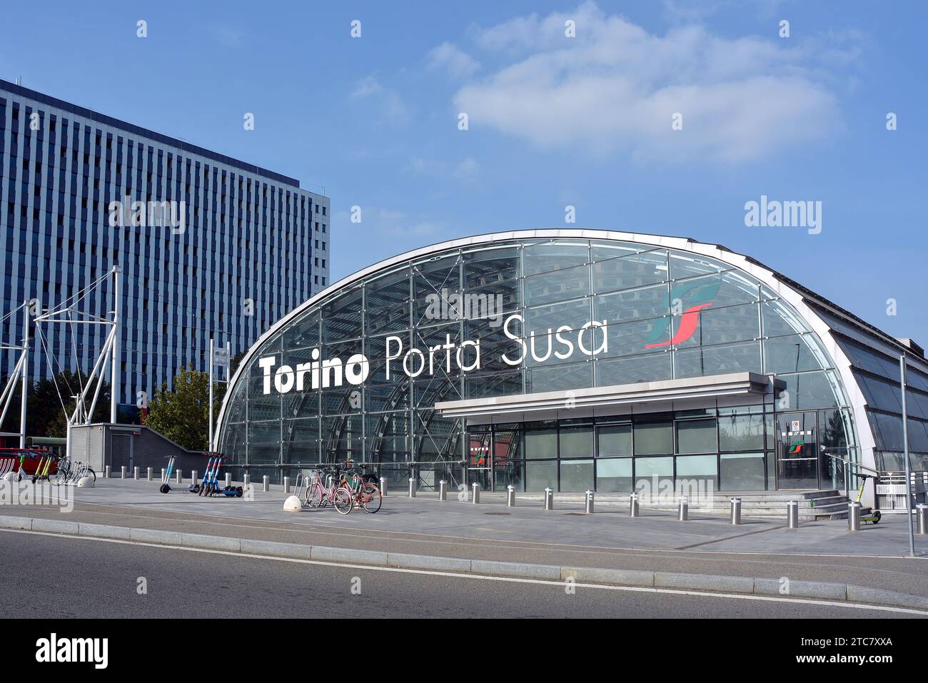 Torino, Piemonte, Italia. 10-14-2023 la rinomata stazione ferroviaria di porta Susa. Foto Stock