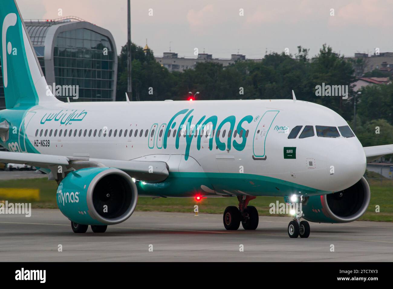 Primo piano dell'Airbus A320 NEO della compagnia aerea low-cost saudita Flynas per il decollo da Leopoli Foto Stock