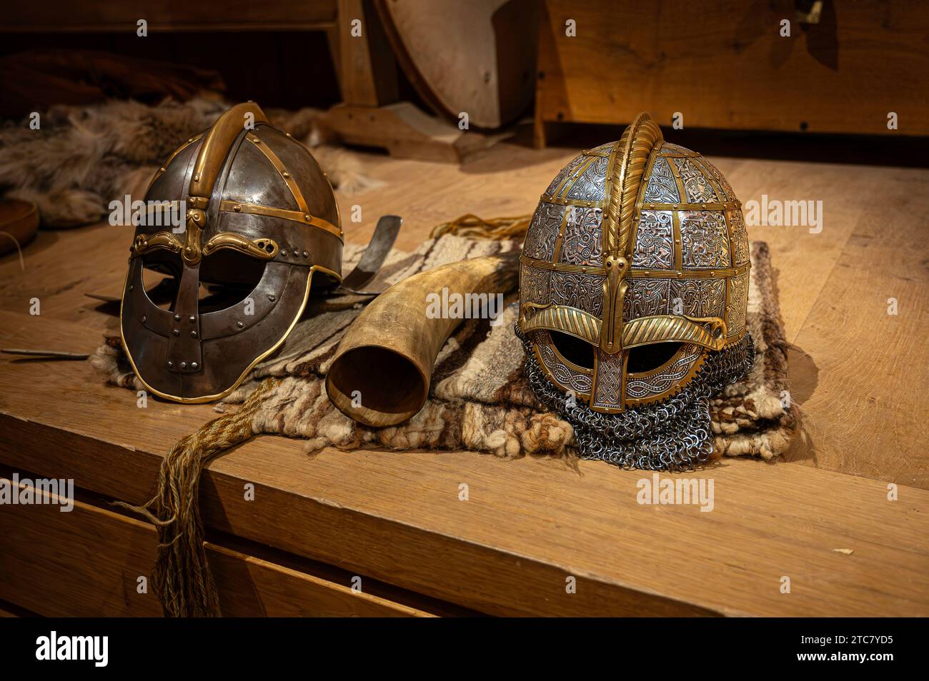 Due caschi vichinghi e un horne che beve su un tavolo di legno, Lejre, Danimarca, 10 dicembre 2023 Foto Stock