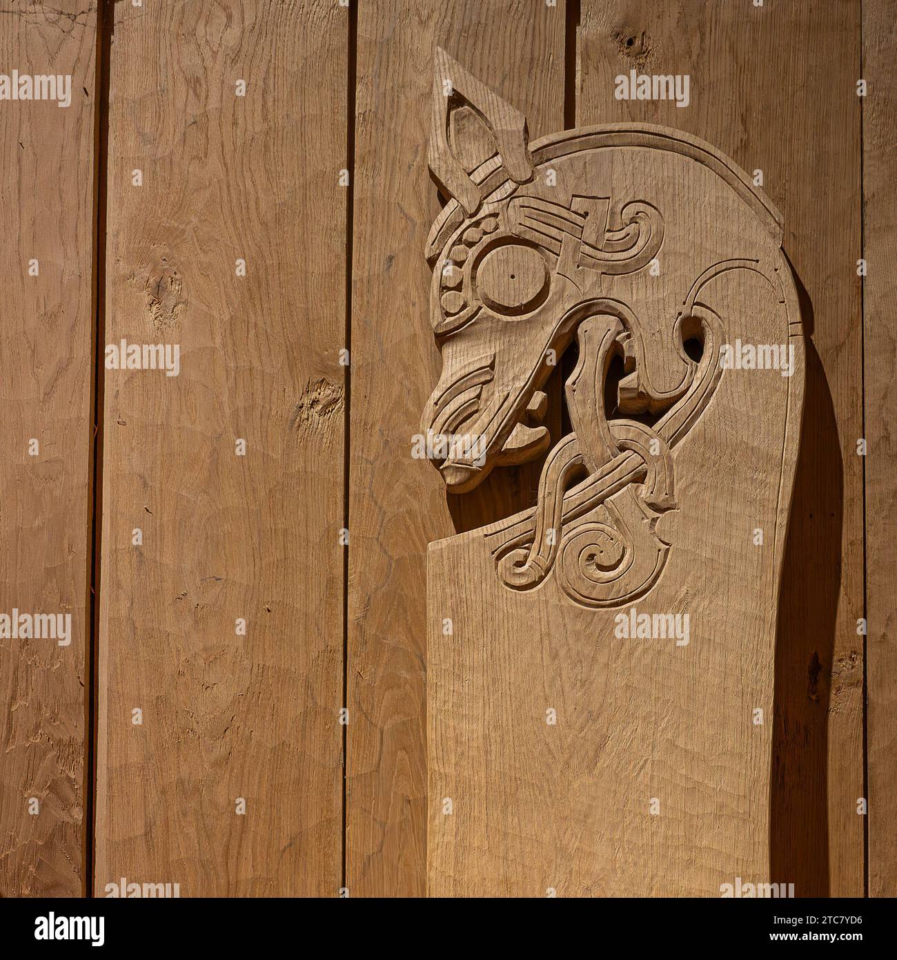 Scultura in legno di fantasia di una testa di leone dell'età vichinga, Lejre, Danimarca, dicembre 10,2023 Foto Stock