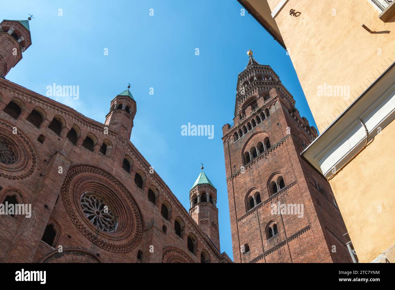 Il campanile del Duomo di Santa Maria Assunta, detto anche Torrazzo. Cremona, Italia. Foto Stock