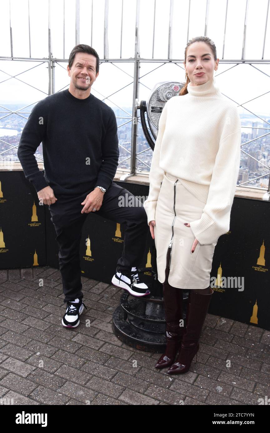 New York, NY, USA. 11 dicembre 2023. Mark Wahlberg e Michelle Monaghan fotografati come il cast di Apple TV il piano familiare promuovono la premiere del film all'Empire State Building di New York l'11 dicembre 2023. Crediti: Mpi099/Media Punch/Alamy Live News Foto Stock