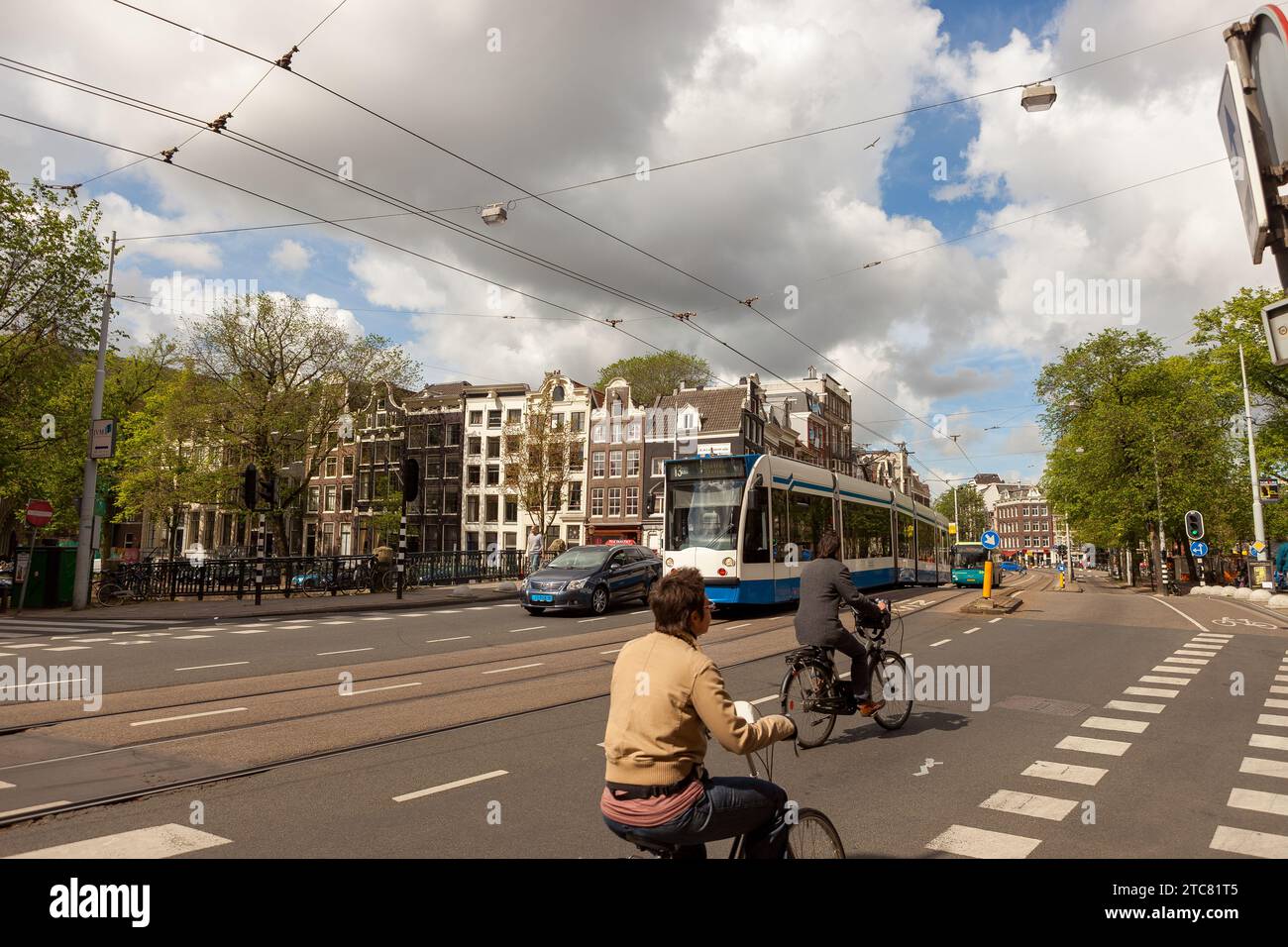 Tram, biciclette, autobus e auto in una strada di Amsterdam. Amsterdam, Paesi Bassi Foto Stock