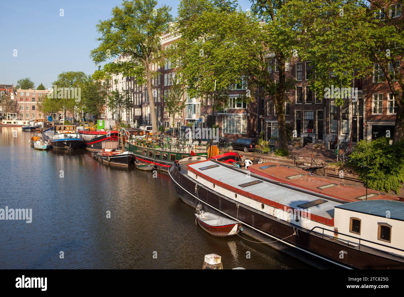 Case galleggianti lungo il canale, Oudeschans, Amsterdam, Paesi Bassi Foto Stock