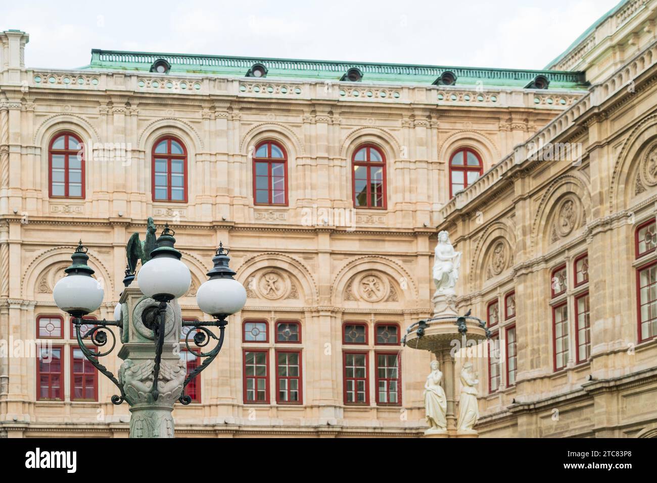 Vienna, Austria. 30 settembre 2023. Facciata del teatro dell'opera rinascimentale Foto Stock