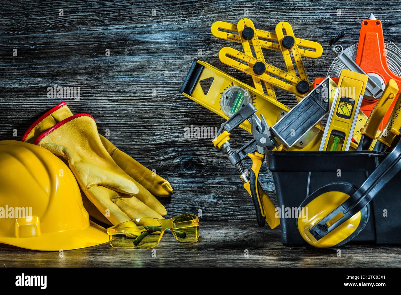 Guanti per elmetto occhiali e set di attrezzi nella cassetta degli attrezzi Foto Stock