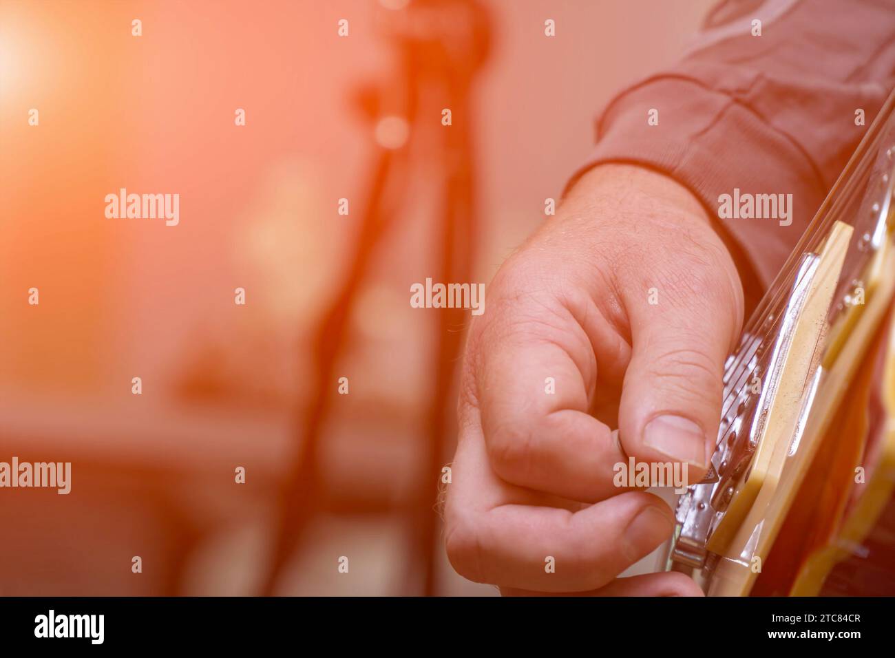 Il chitarrista suona alla chitarra. Mani di un chitarrista che suona la chitarra. Messa a fuoco selettiva. Messa a fuoco soft Foto Stock