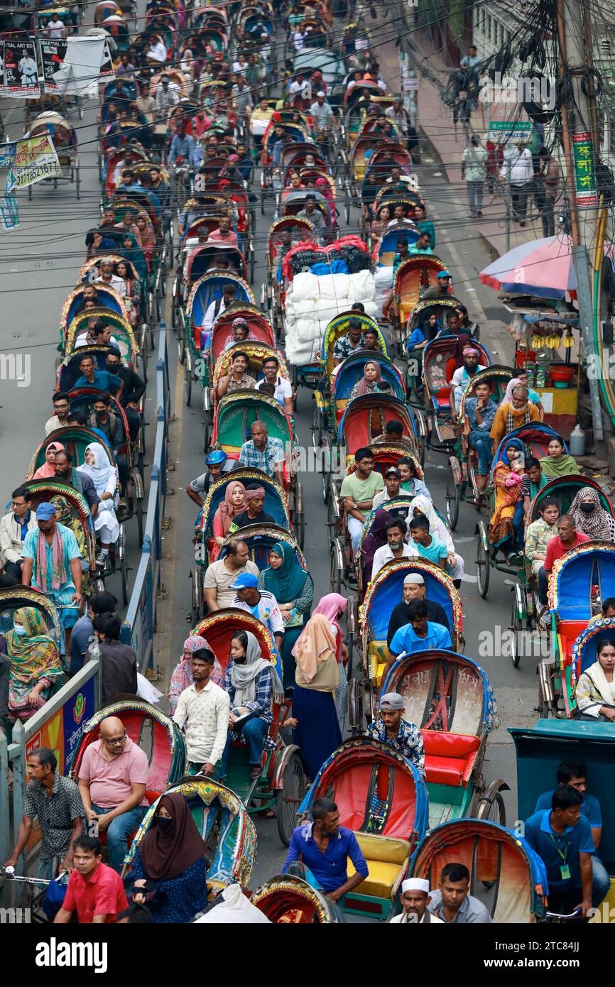 Centinaia di risciò sono bloccati in un ingorgo stradale a Dacca, Bangladesh, il 6 dicembre 2023. Ogni anno si attiva un elevato numero di risciò illegali non motorizzati Foto Stock