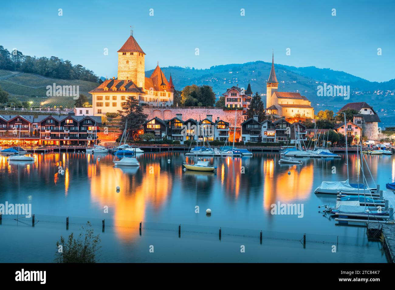 Spiez, Svizzera al castello durante l'ora blu. Foto Stock