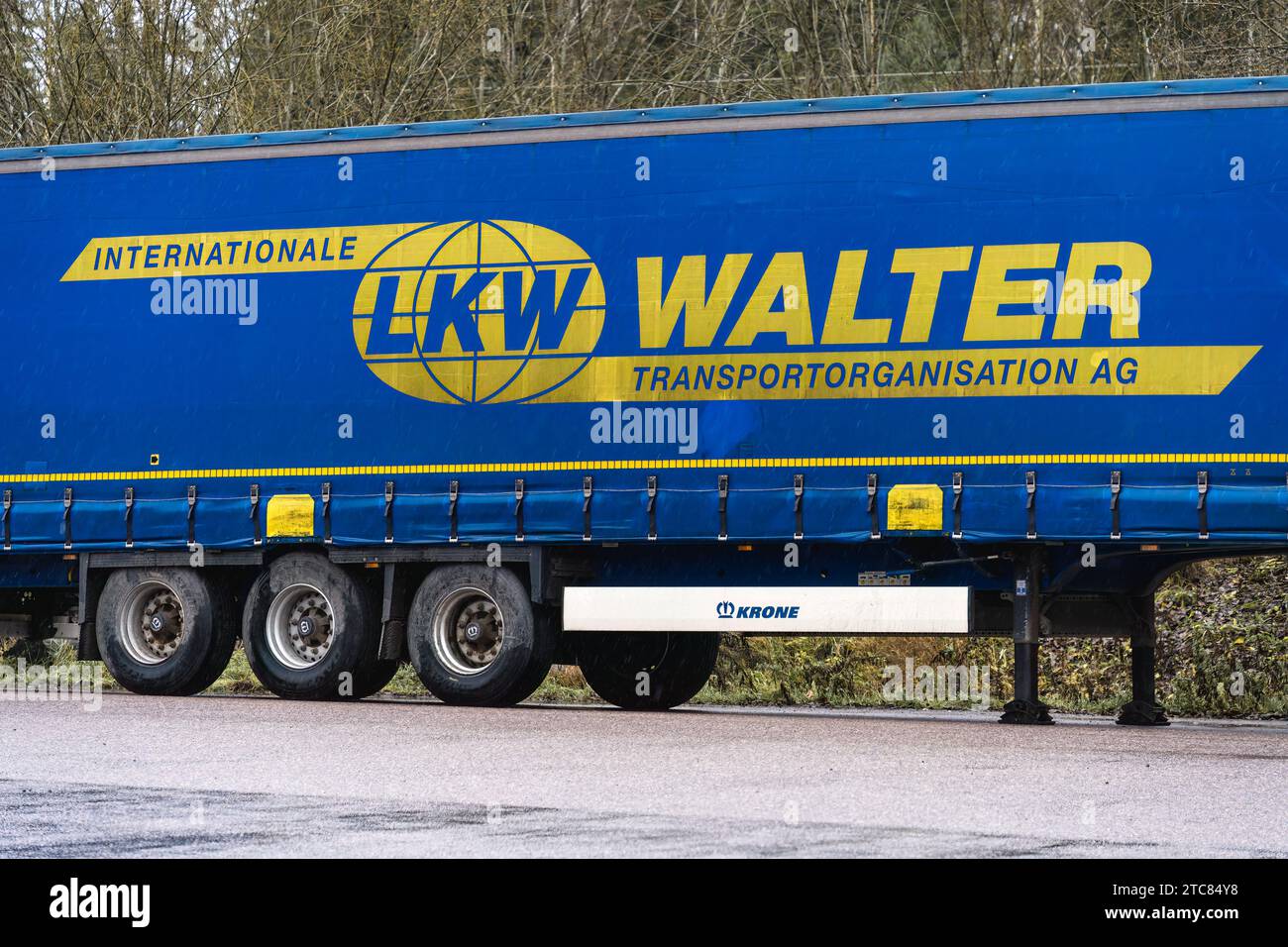 Logo LKW Walter su un rimorchio parcheggiato a Mäntsälä, Finlandia. 12 novembre 2023. Foto Stock