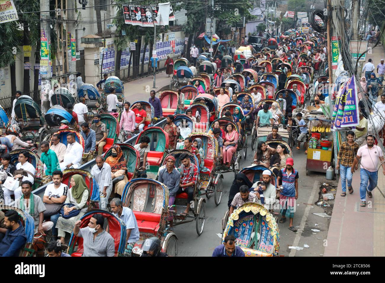 Centinaia di risciò sono bloccati in un ingorgo stradale a Dacca, Bangladesh, il 6 dicembre 2023. Ogni anno si attiva un elevato numero di risciò illegali non motorizzati Foto Stock