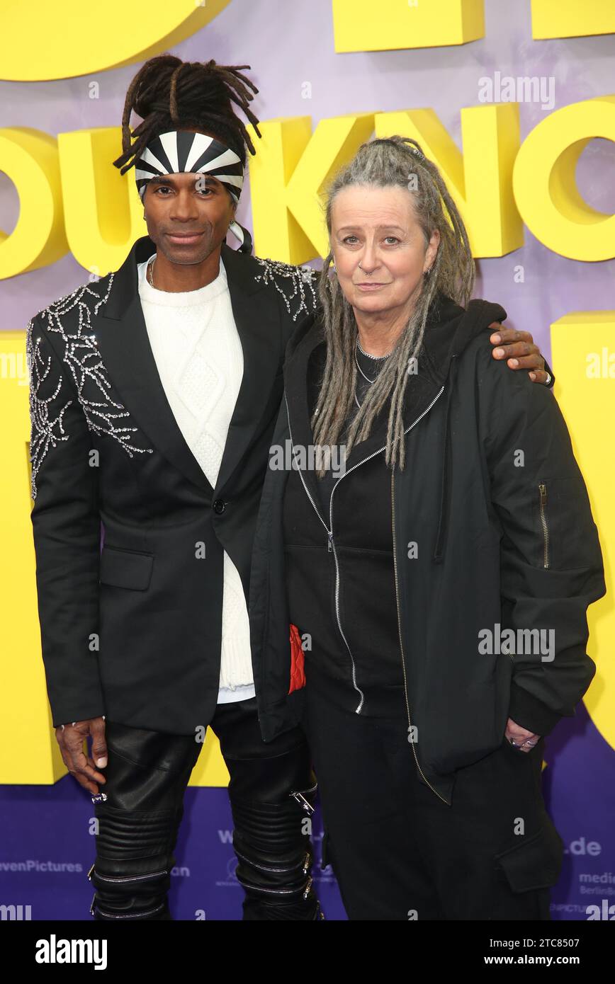 Fabrice "Fab" Morvan con Carmen Pilatus (sorella di Rob Pilatus) frequenta Berliner Filmpremiere "Girl You Know IT's True" - 05.12.23 Zoo Palast Foto Stock