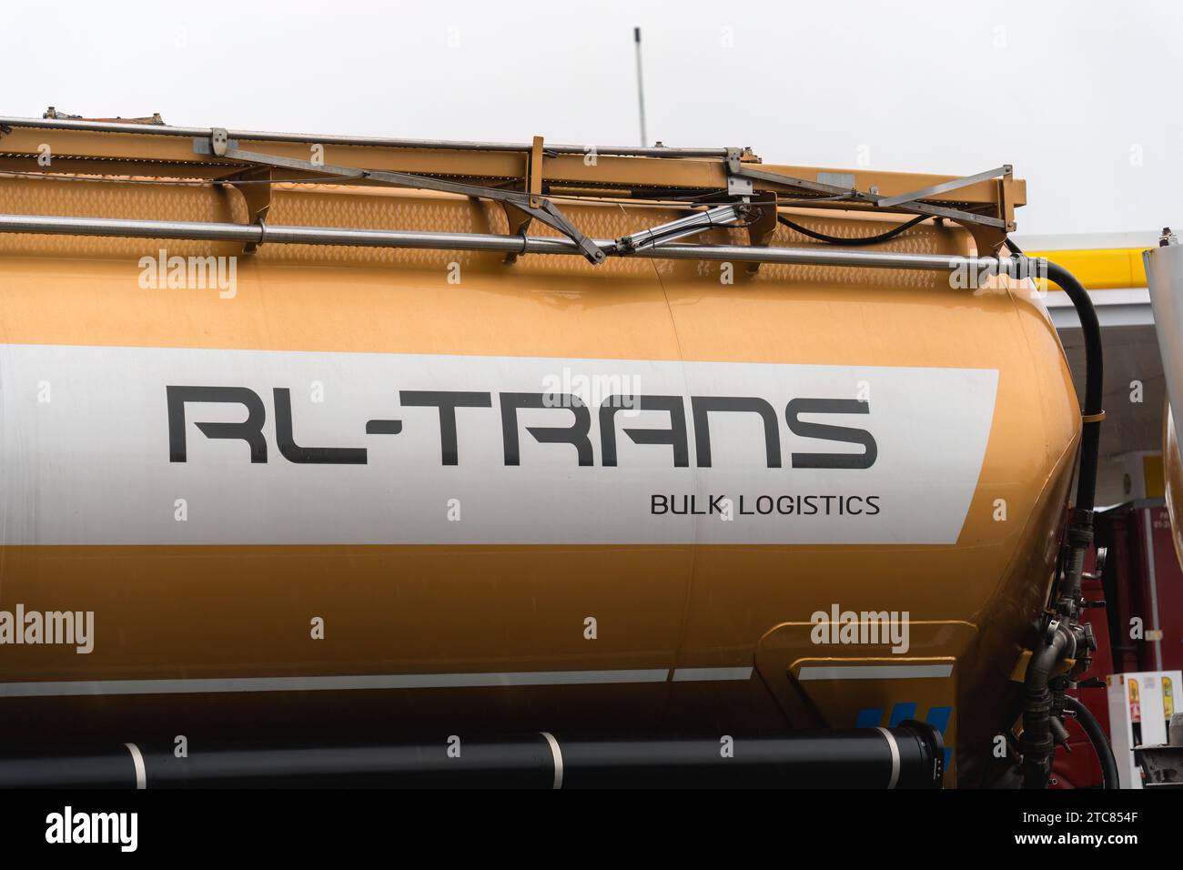 Logo RL-Trans sul rimorchio cisterna a Mäntsälä, Finlandia. 12 novembre 2023. Foto Stock