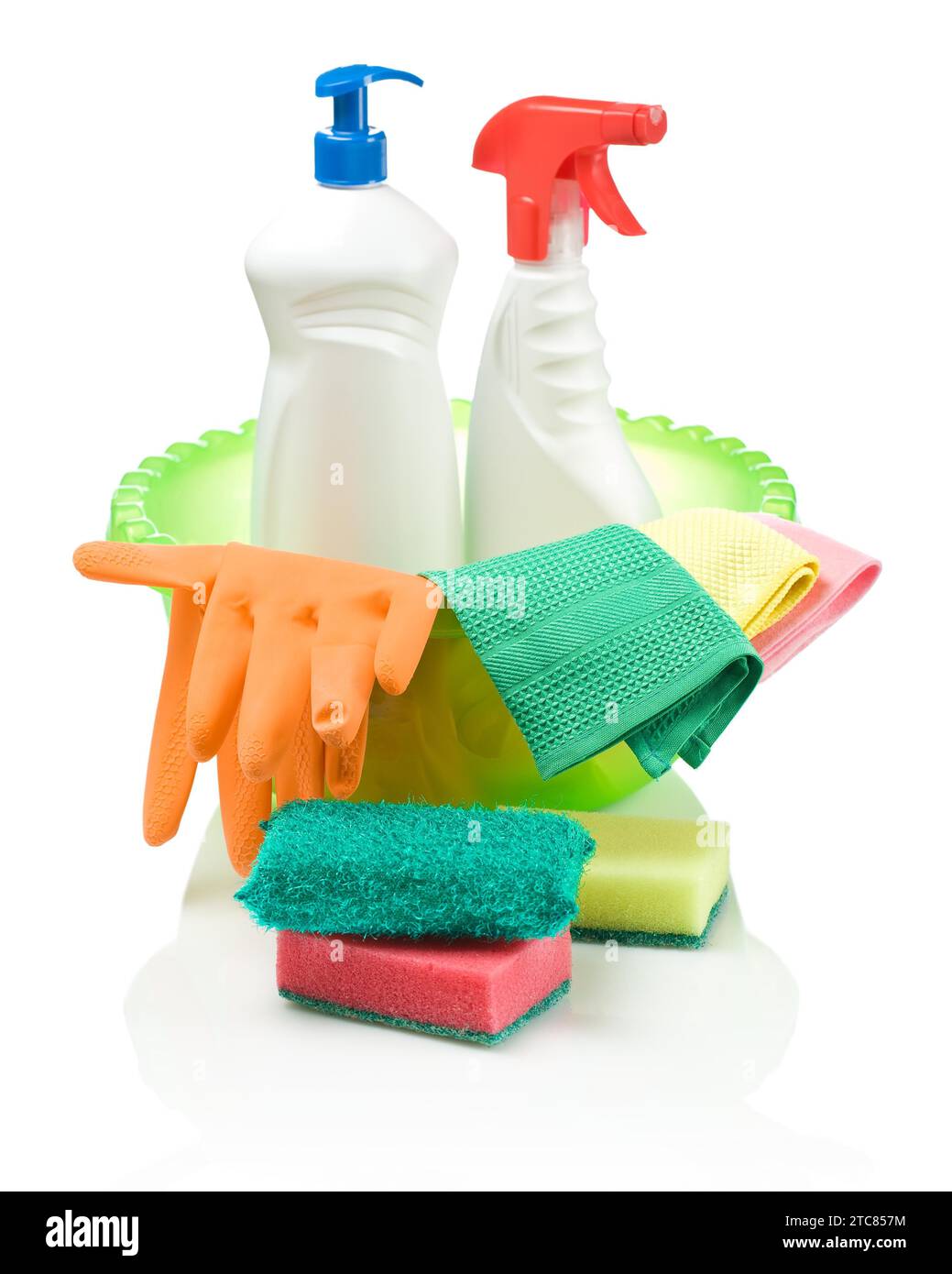 Lavabo verde con oggetti per la pulizia Foto Stock