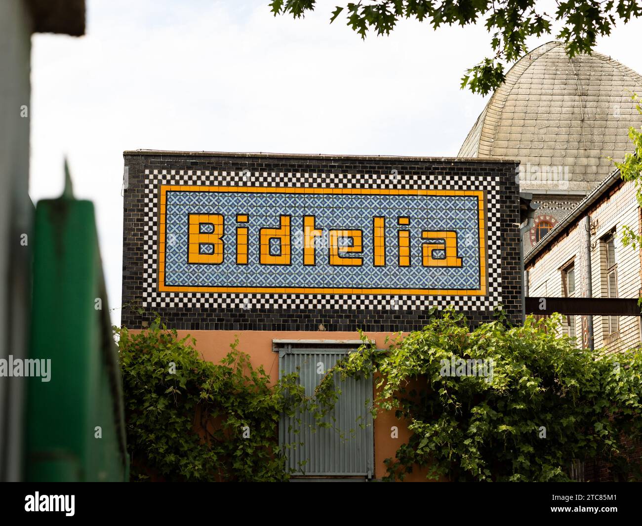 Logo Bidtelia con piastrelle in ceramica smaltata all'esterno di un edificio. L'azienda produce colori e smalti per mattoni decorativi in clinker. Foto Stock