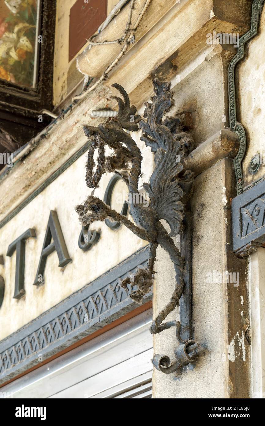 Emblema del drago al di fuori di un negozio a Venezia Foto Stock