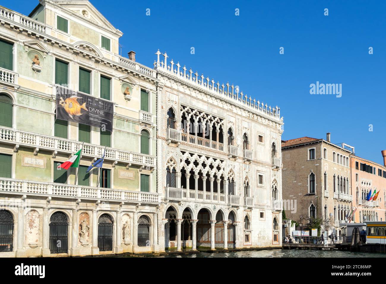 Costruzioni insolite lungo il Canal Grande Foto Stock