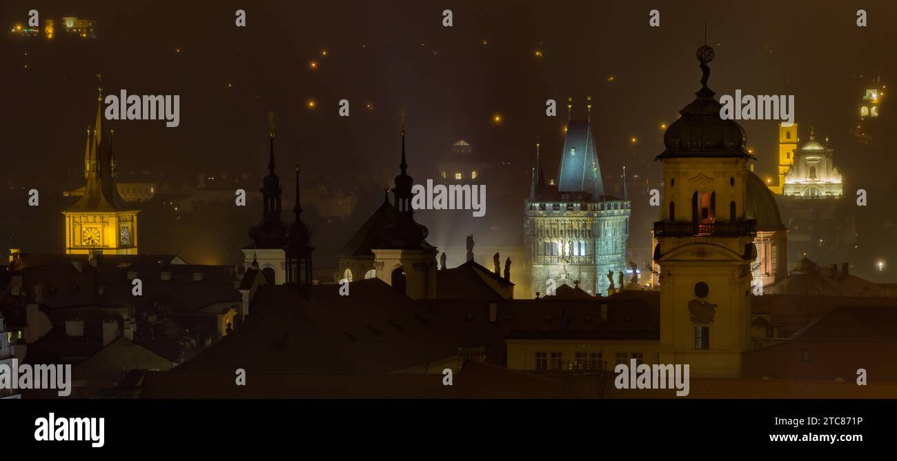 Una foto dei tetti della città vecchia di Praga, scattata di notte Foto Stock