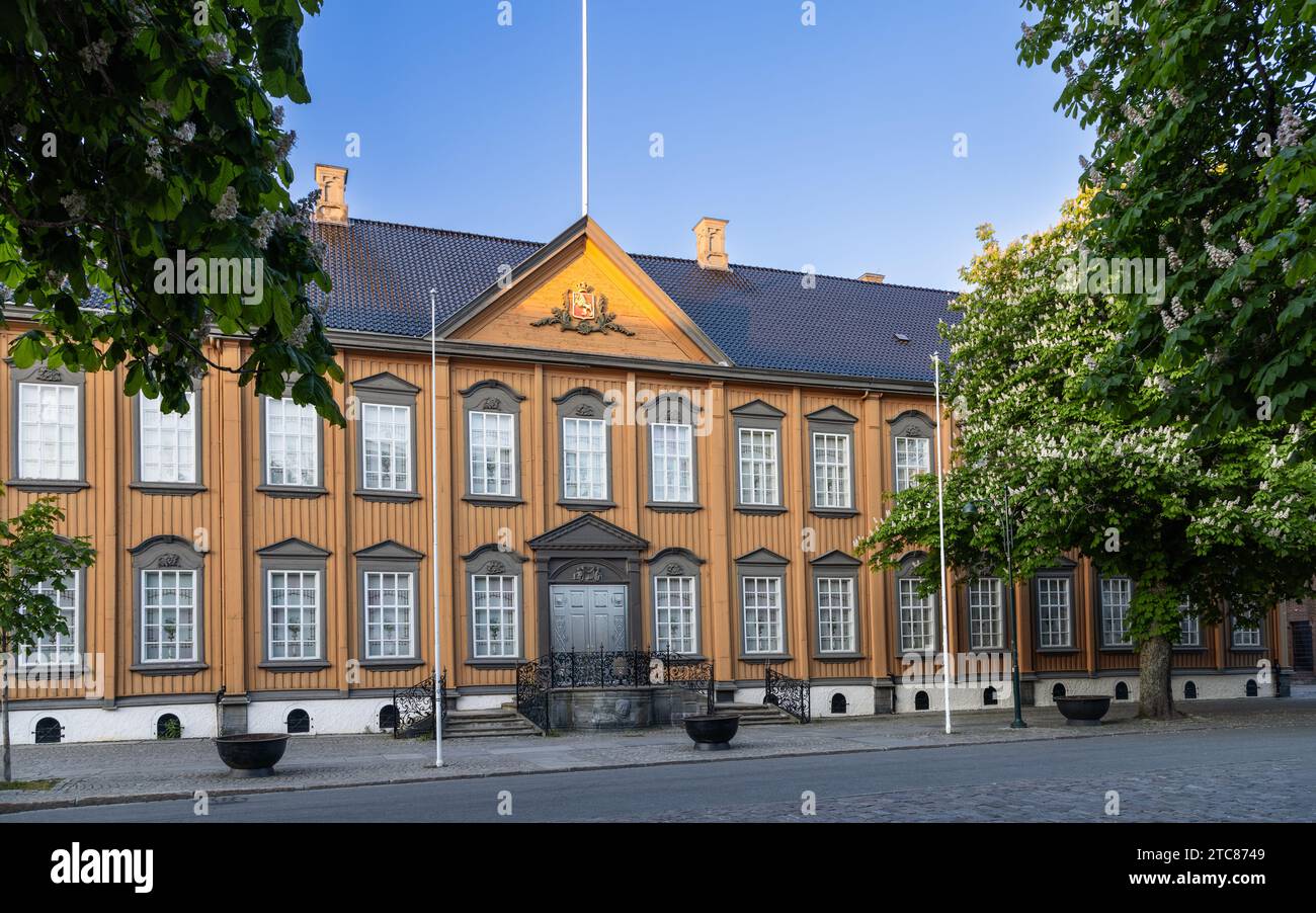 La facciata Stiftsgarden a Trondheim, Norvegia, presenta un magnifico palazzo in legno del XVIII secolo, che si distingue come la più grande residenza in legno della Scandinavia Foto Stock