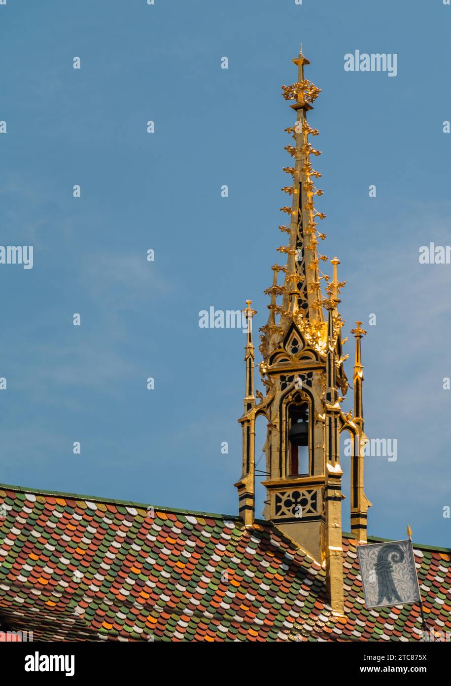 Una foto di una torre dorata sul tetto del municipio di Basilea Foto Stock