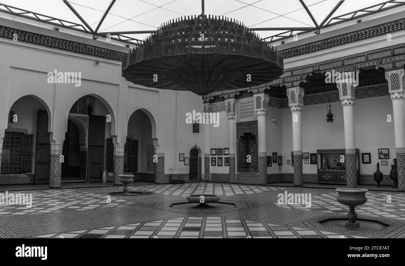 Una foto in bianco e nero di una grande stanza nel Museo di Marrakech Foto Stock