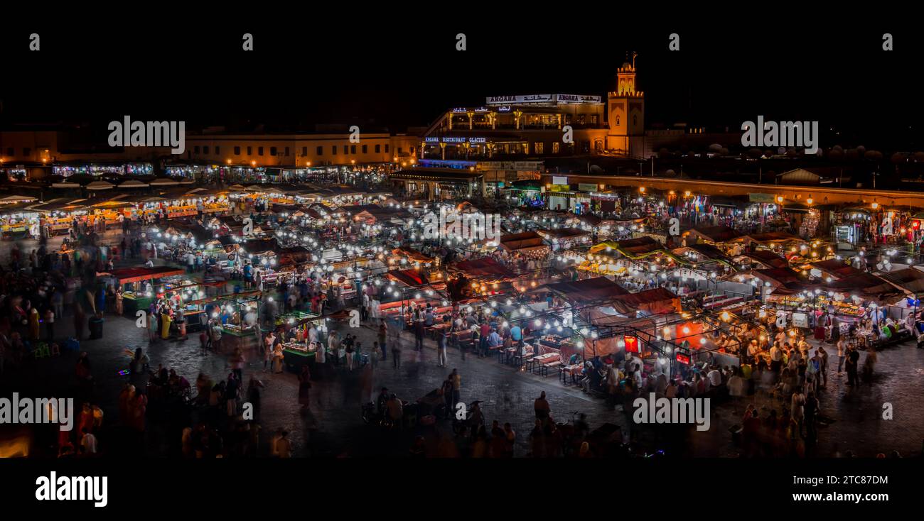 Una foto della piazza Jemaa el-Fna di notte, Marrakech Foto Stock