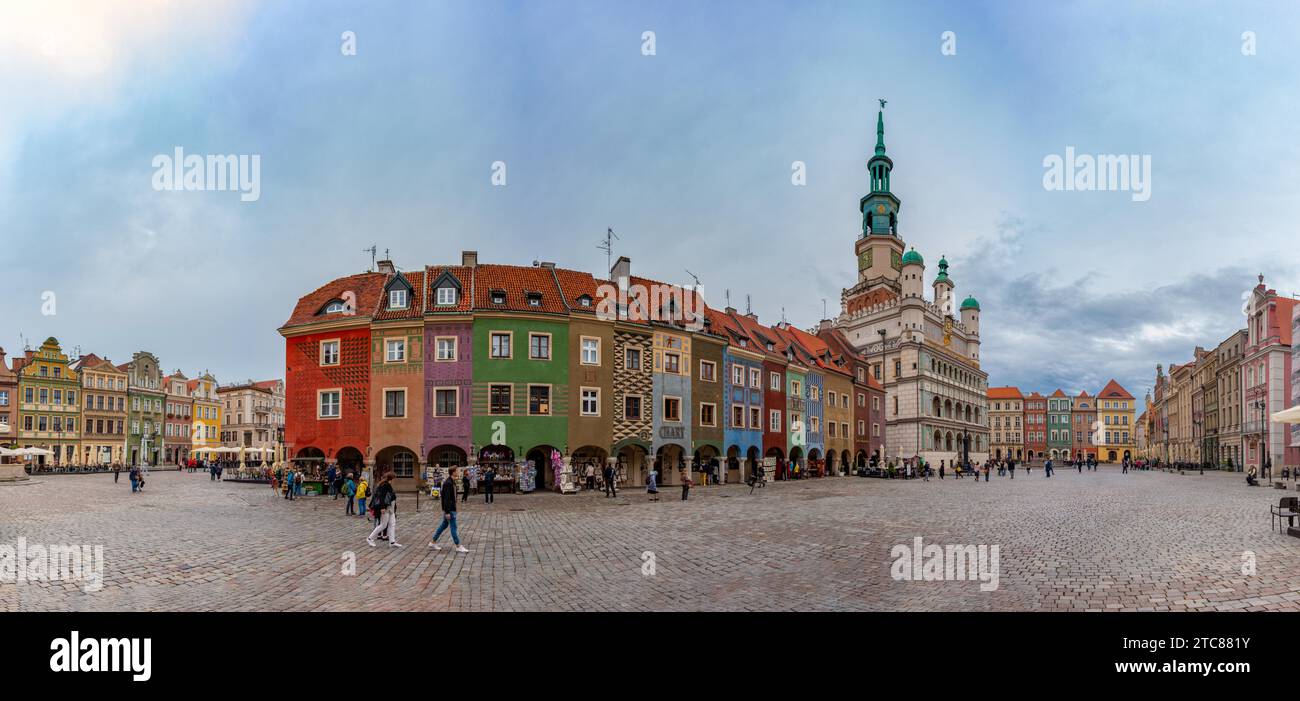 Un panorama della Piazza del mercato Vecchio a Poznan Foto Stock