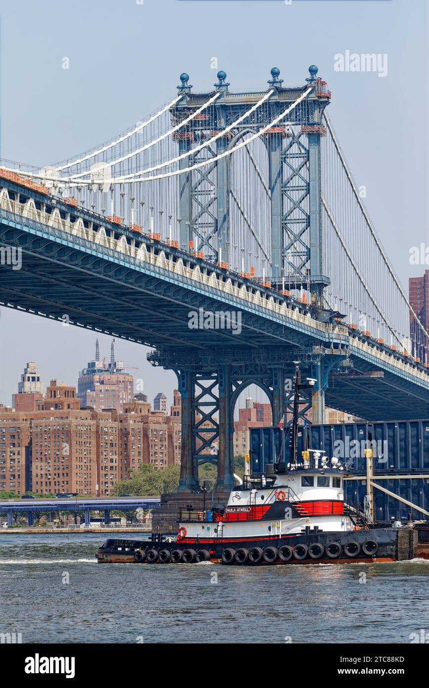 Le imponenti torri in acciaio sostengono il Manhattan Bridge, uno dei tre ponti sospesi tra Brooklyn e Manhattan. Foto Stock