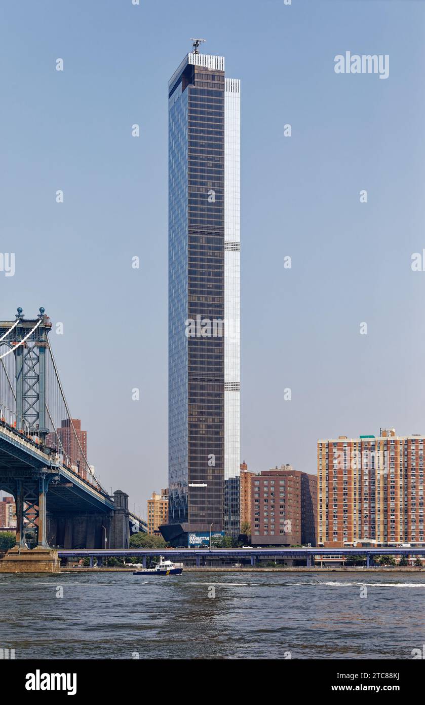 Una Manhattan Square domina il ponte di Manhattan, vista da Brooklyn. Foto Stock