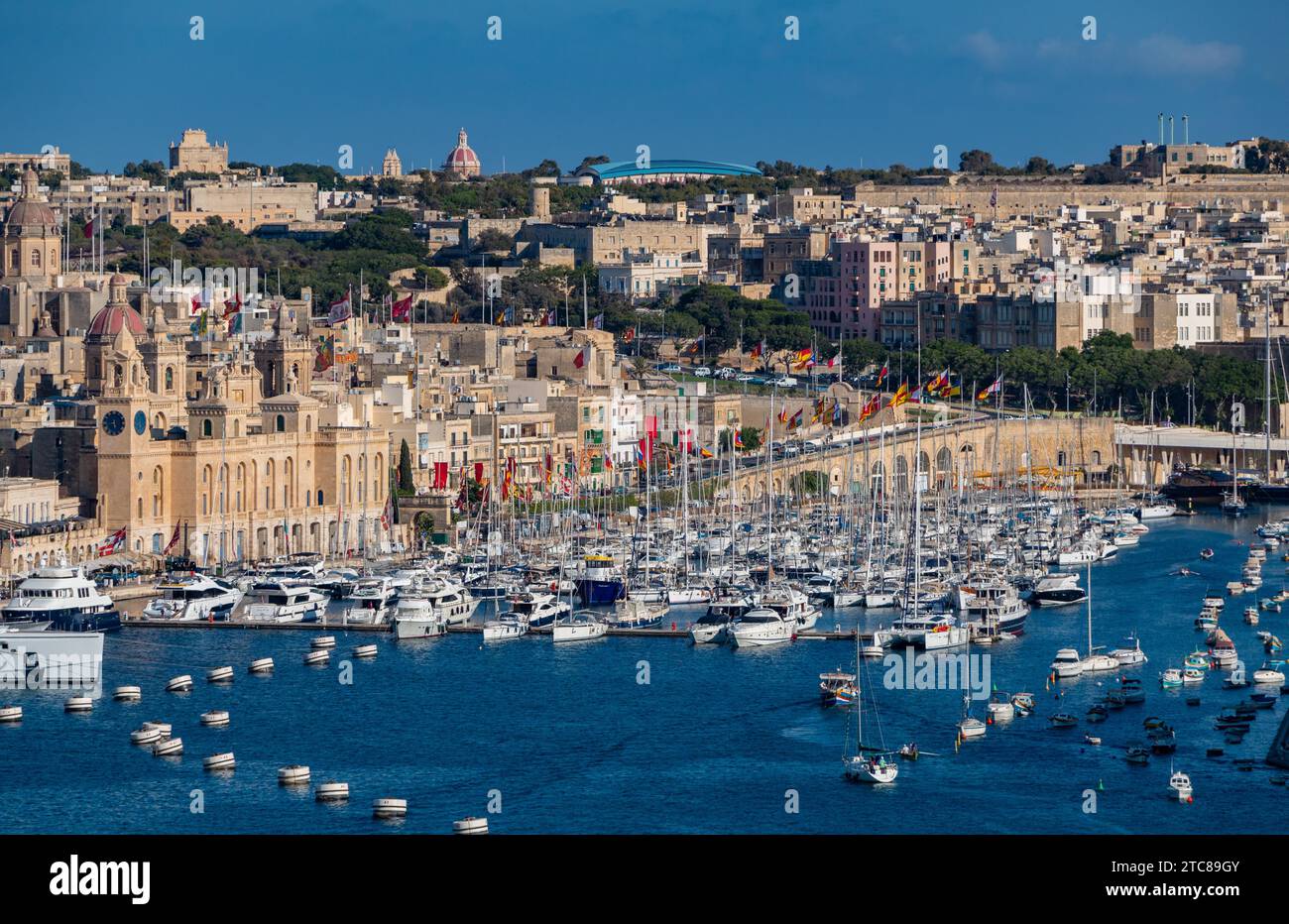 Una foto del porticciolo sul lungomare di Senglea visto da la Valletta Foto Stock