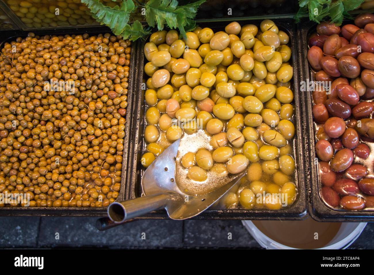 Stile turco olive preparate in bancarelle Foto Stock