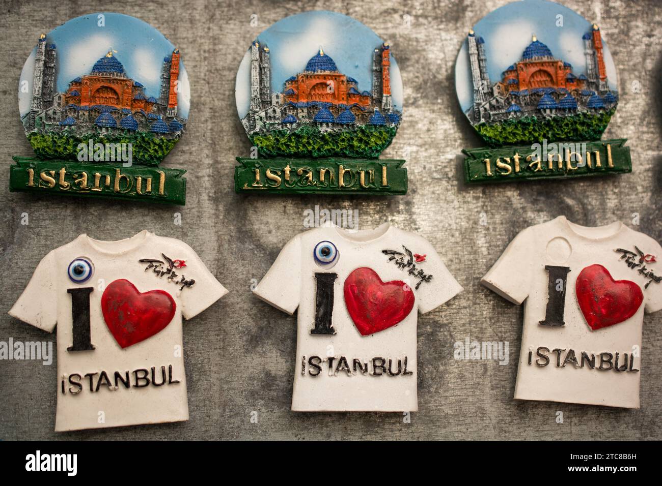 Magneti colorati souvenir da Istanbul presso un negozio di souvenir Foto Stock