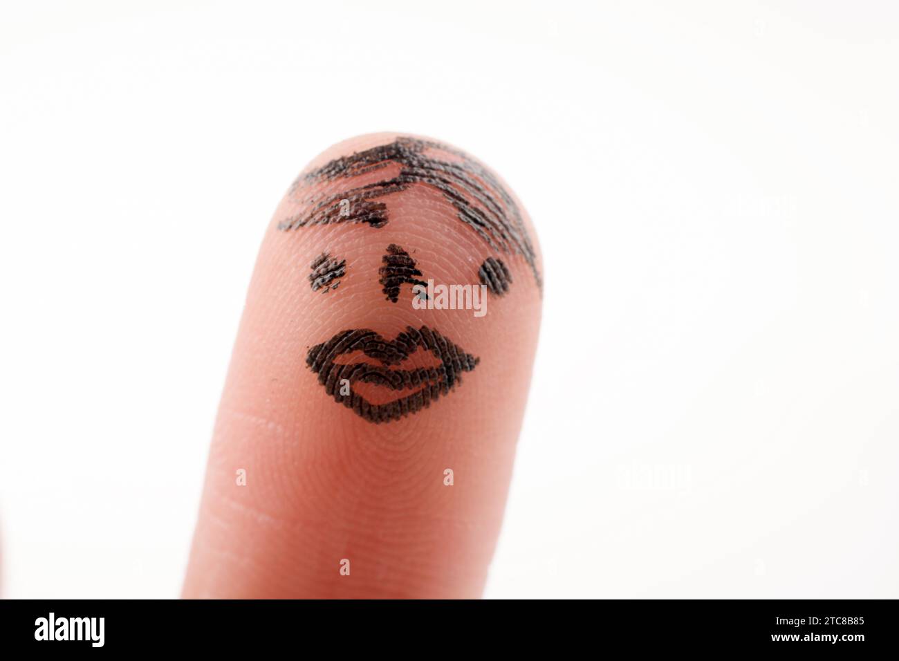 Di fronte tracciata sulla punta di un dito con il colore nero Foto Stock