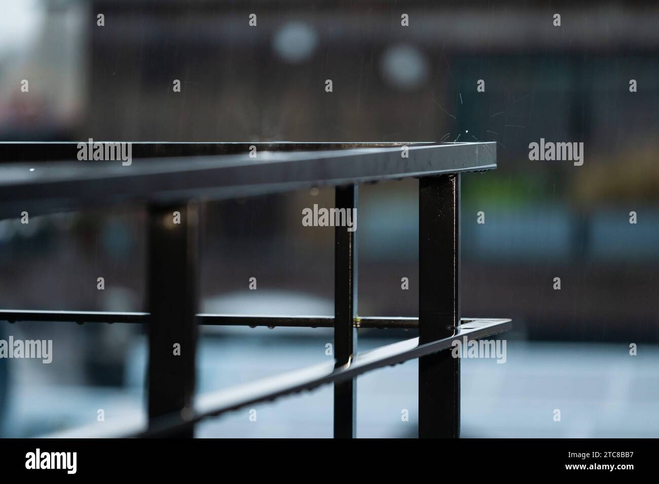 Bar in alluminio di una terrazza con spruzzi di pioggia, Jette, Bruxelles, Belgio credito: Imago/Alamy Live News Foto Stock