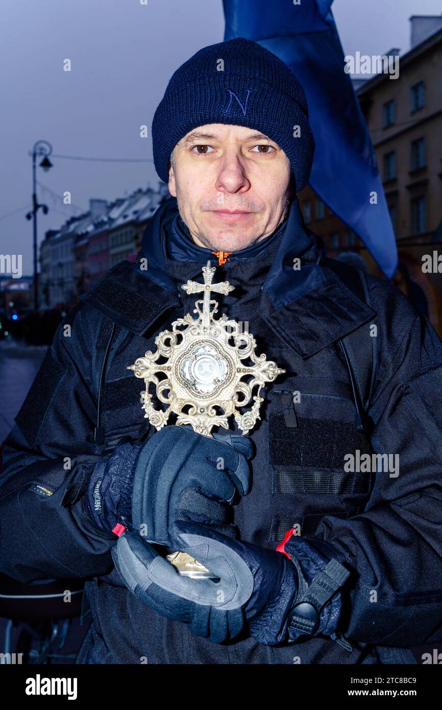 Ritratto di un attivista pro-vita durante una processione ecclesiastica a vita. Partecipante alla processione pro-vita organizzata da circoli estremamente omofonici e nazionalisti. In questo caso, pro-Life significa non solo un divieto totale dell'aborto, ma anche un divieto della fecondazione in vitro. La processione ha riunito circa 100 persone nel centro storico di Varsavia, alcune delle quali con reliquie. Varsavia Polonia Copyright: XMikolajxJaneczekx credito: Imago/Alamy Live News Foto Stock