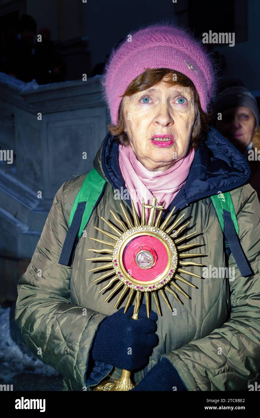 Ritratto di un attivista pro-vita durante una processione ecclesiastica a vita. Partecipante alla processione pro-vita organizzata da circoli estremamente omofonici e nazionalisti. In questo caso, pro-Life significa non solo un divieto totale dell'aborto, ma anche un divieto della fecondazione in vitro. La processione ha riunito circa 100 persone nel centro storico di Varsavia, alcune delle quali con reliquie. Varsavia Polonia Copyright: XMikolajxJaneczekx credito: Imago/Alamy Live News Foto Stock