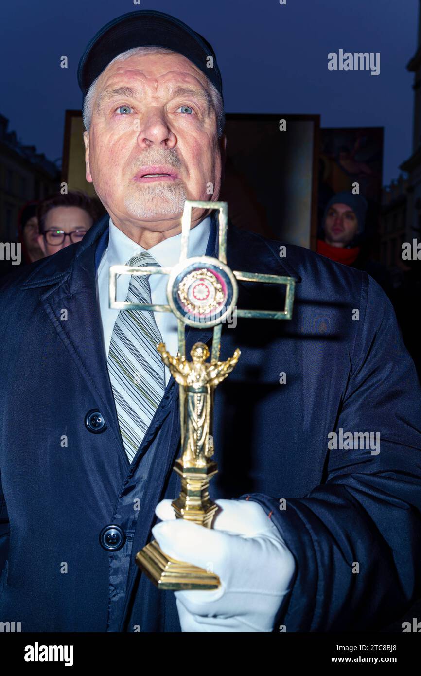 Ritratto di un attivista pro-vita durante una processione ecclesiastica a vita. Partecipante alla processione pro-vita organizzata da circoli estremamente omofonici e nazionalisti. In questo caso, pro-Life significa non solo un divieto totale dell'aborto, ma anche un divieto della fecondazione in vitro. La processione ha riunito circa 100 persone nel centro storico di Varsavia, alcune delle quali con reliquie. Varsavia Polonia Copyright: XMikolajxJaneczekx credito: Imago/Alamy Live News Foto Stock