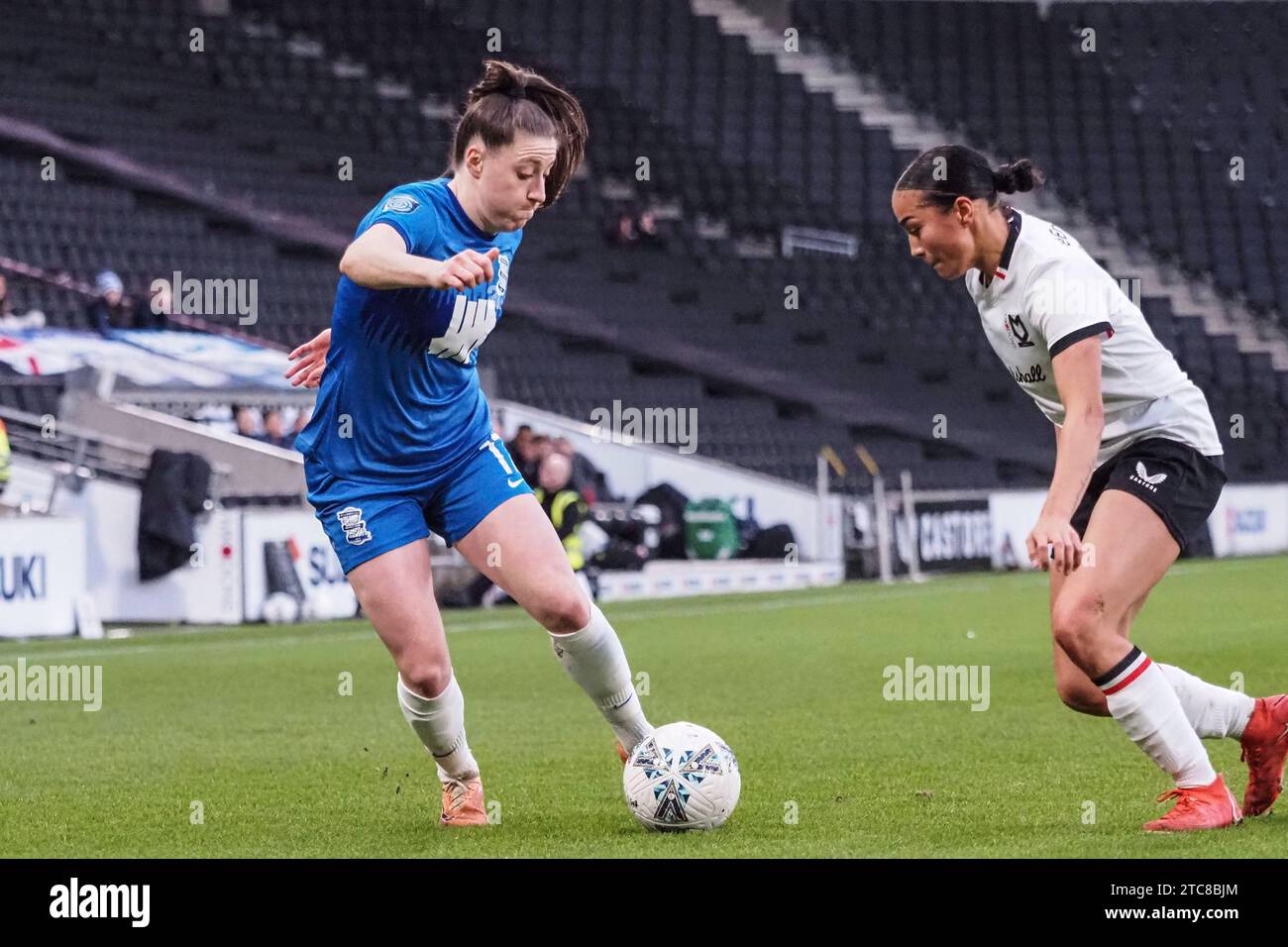 Milton Keynes, Regno Unito. 10 dicembre 2023. Lucy Quinn (17 Birmingham) al ballo durante la partita di Adobe Womens fa Cup tra MK Dons e Birmingham City allo stadio MK di Milton Keynes, Inghilterra (Natalie Mincher/SPP) credito: SPP Sport Press Photo. /Alamy Live News Foto Stock