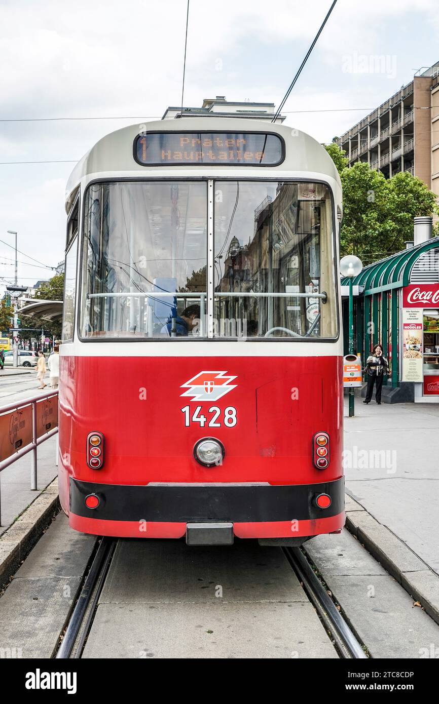 Tram rosso in una stazione di Vienna Foto Stock