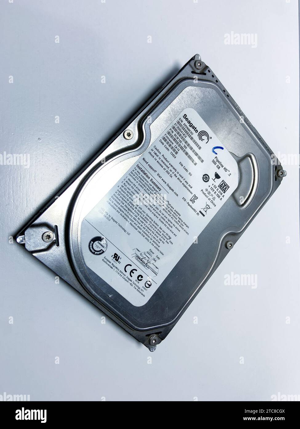 Surakarta, Indonesia - 4 dicembre 2023: Il disco rigido Seagate è danneggiato e ha una capacità di 500 GB Foto Stock