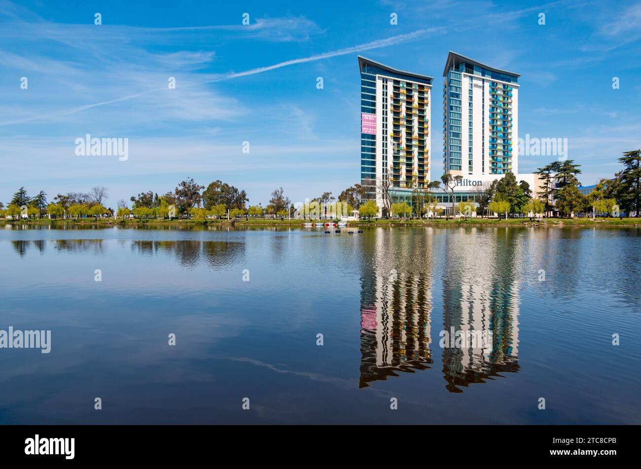 Una foto dell'hotel Hilton Batumi riflessa sul Lago Nurigeli Foto Stock