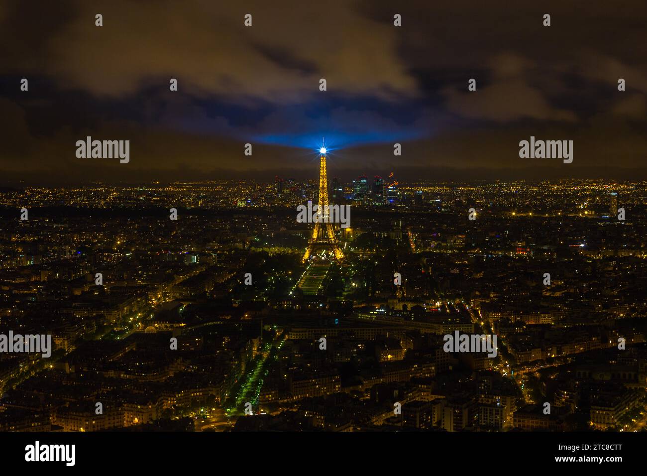 Una foto della Torre Eiffel che si affaccia sul paesaggio urbano circostante di Parigi, di notte Foto Stock