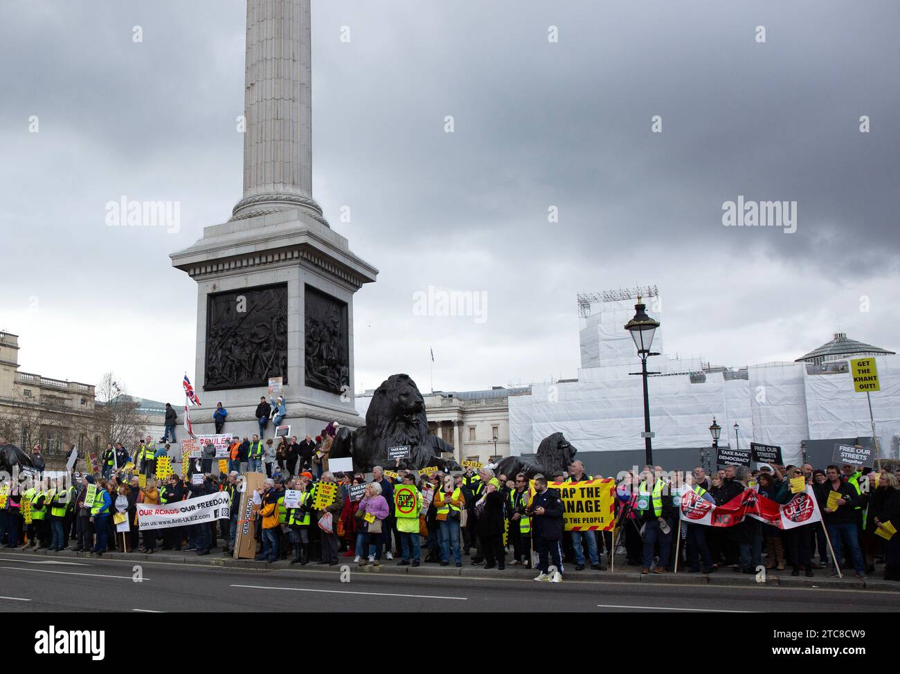 I partecipanti si riuniscono durante una dimostrazione contro l'espansione della zona a emissioni ultra basse intorno a Trafalgar Square a Londra. Foto Stock