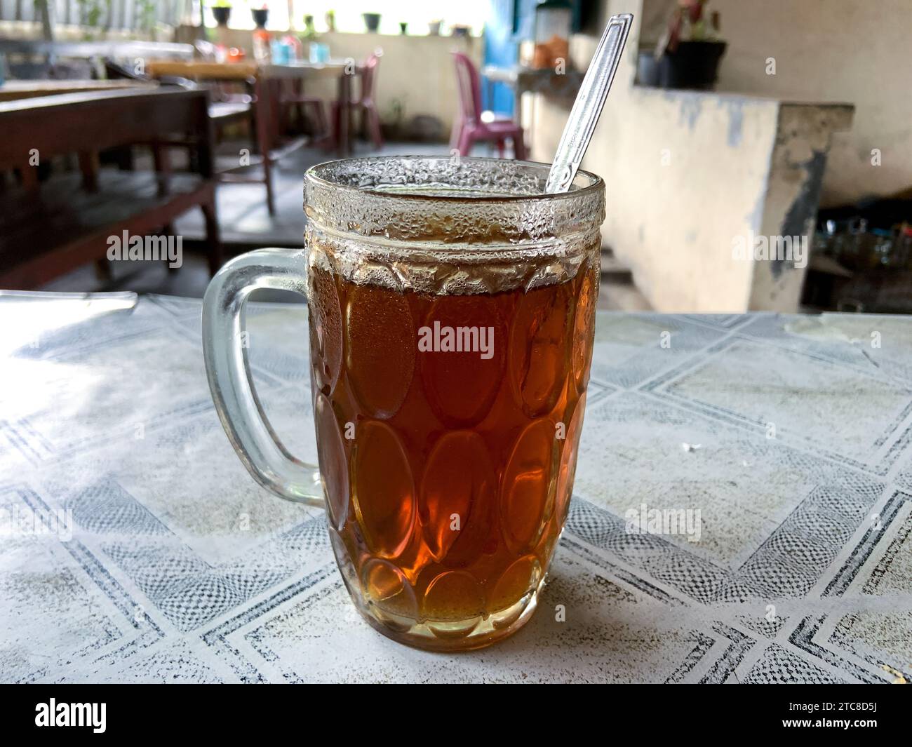 "Es Teh" tè freddo in un bicchiere servito in una tradizionale bancarella indonesiana Foto Stock