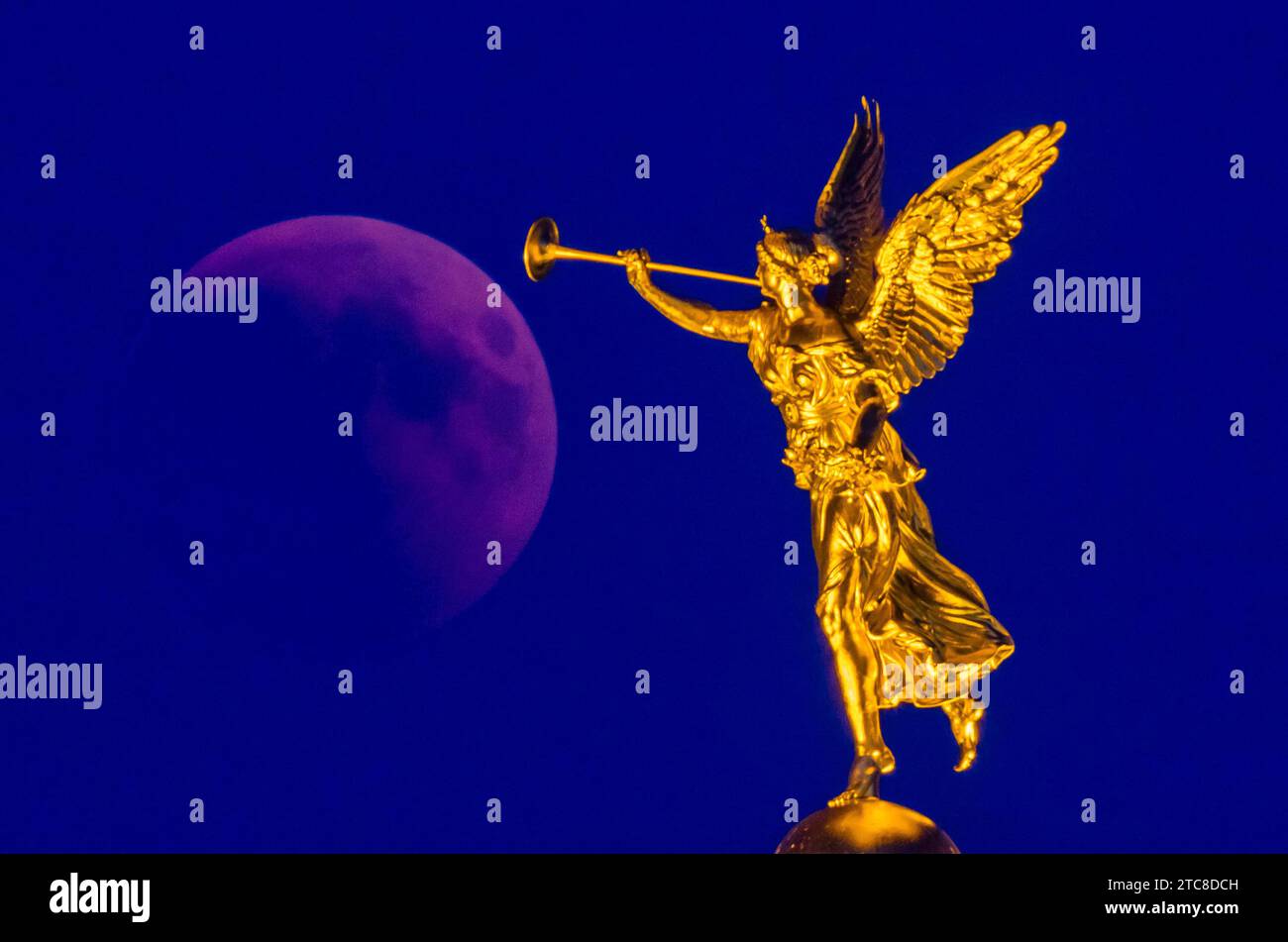 DEU Saxony Dresden Blood Moon con la fama la luna di sangue nel cielo: L'eclissi lunare totale più lunga del XXI secolo era visibile sopra la Germania Foto Stock