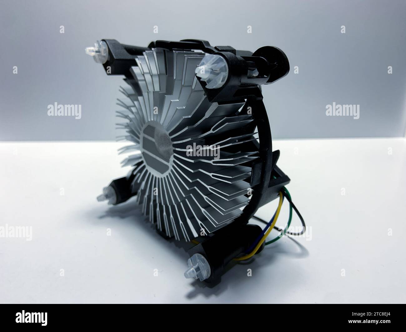 ventola del processore del computer e dispositivo di raffreddamento su sfondo bianco Foto Stock