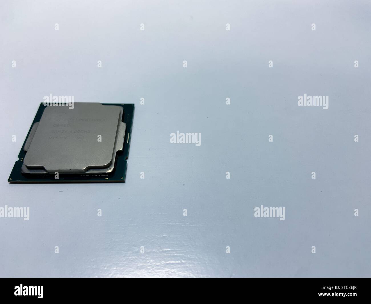 Condizione utilizzata processore del computer su sfondo bianco Foto Stock